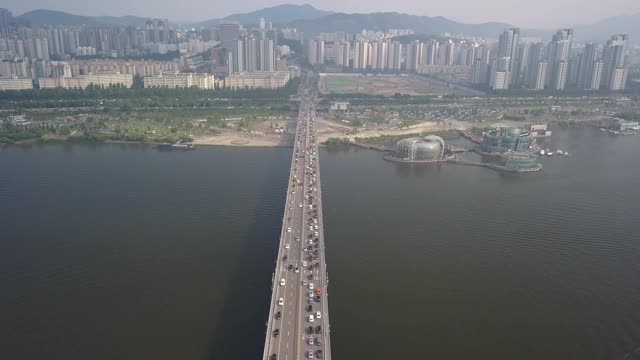 韩国首尔，Seocho-gu, hanriver / Banpo-dong上的公寓综合体Some Sevit(人工浮岛)和Banpo桥视频素材