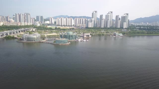 韩国首尔，Seocho-gu, hanriver / Banpo-dong上的公寓综合体Some Sevit(人工浮岛)和Banpo桥视频素材