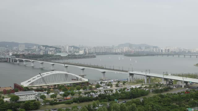 韩国首尔，汉江上Dangsan铁路桥上的地铁和奥林匹克大道/永登浦区上的交通视频素材