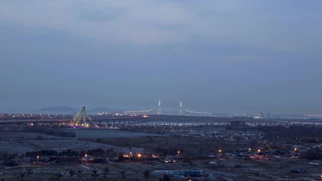 仁川大桥和松岛国际商务区夜景/延秀谷，韩国仁川视频素材