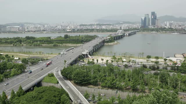 韩国首尔，奥林匹克大道和汉江上的杨华大公大桥与Seonyudo公园/麻浦区和永登浦区之间的交通视频素材