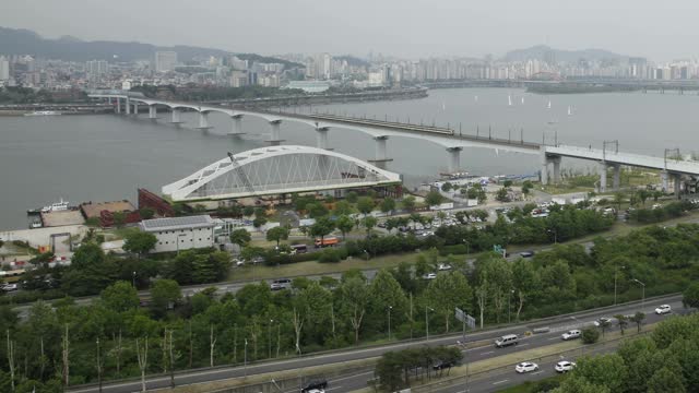 韩国首尔，汉江上Dangsan铁路桥上的地铁和奥林匹克大道/永登浦区上的交通视频素材