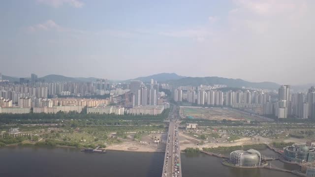 韩国首尔，Seocho-gu, hanriver / Banpo-dong上的公寓综合体Some Sevit(人工浮岛)和Banpo桥视频素材