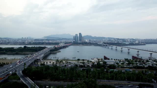 韩国汉城永登浦区麻浦谷的奥林匹克大道、杨华大佑大桥和砀山铁路桥的昼夜城市景观视频素材