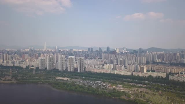 韩国首尔，汉江边奥林匹克高速公路上的公寓和交通流量视频素材