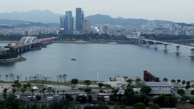 韩国汉城永登浦区麻浦谷的奥林匹克大道、杨华大佑大桥和砀山铁路桥的昼夜城市景观视频素材