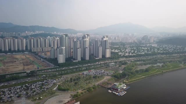 韩国首尔，石洲洲，汉江/坂浦洞的奥林匹克高速公路上的公寓和交通流量视频素材