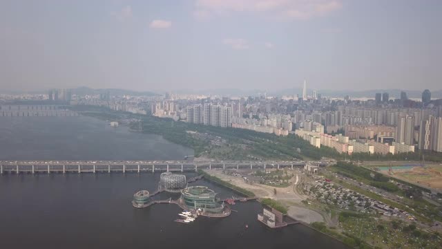 韩国首尔，Seocho-gu，汉江/ Banpo-dong上的带有一些seit(人工浮岛)和Banpo桥的城市建筑视频素材