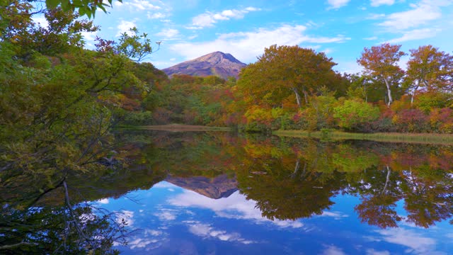 湖上的神秘山视频素材