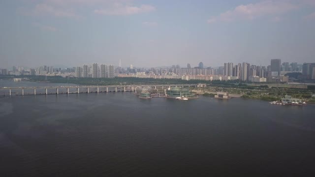 韩国首尔，Seocho-gu，汉江/ Banpo-dong上的带有一些seit(人工浮岛)和Banpo桥的城市建筑视频素材