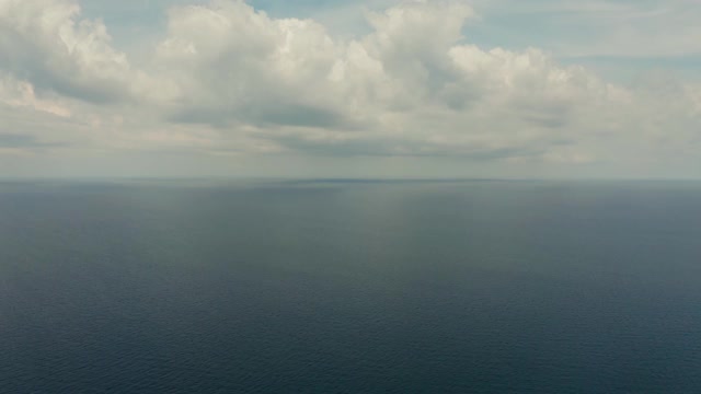 海景，蔚蓝的大海，云和岛屿的天空视频素材