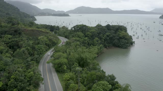 在巴西圣保罗Ubatuba的Saco da Ribeira旁的公路上，从山顶俯瞰视频素材