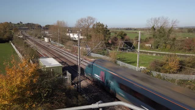 英国西海岸干线铁路上的一列阿凡提西海岸Pendolino客运列车视频素材