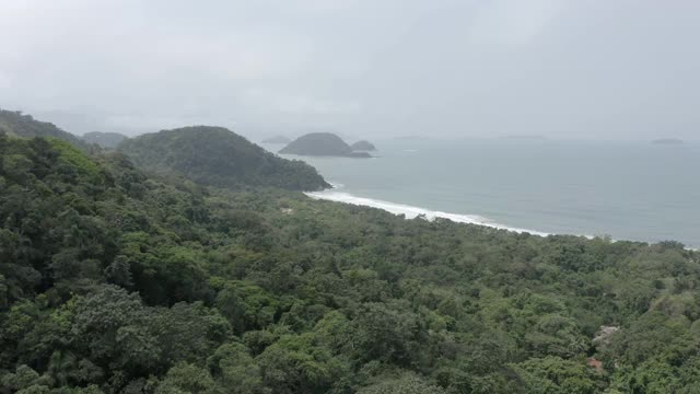 菲利克斯海滩，Ubatuba, São Paulo，巴西，无人机图片视频素材