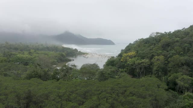 在巴西圣保罗的乌巴巴的伊塔马博卡海滩，伊塔马博卡海滩视频素材