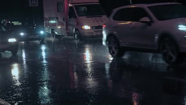 街道城市道路傍晚大雨视频素材