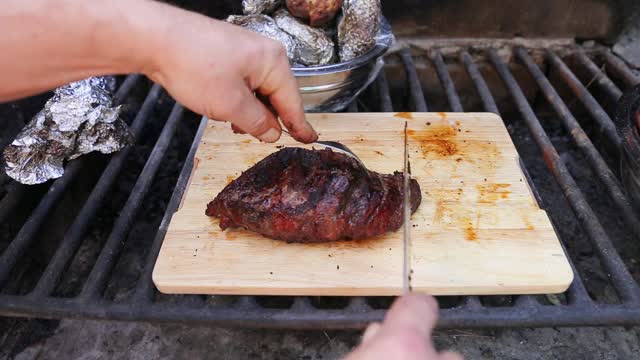 近距离切割猪肉准备烧烤视频素材