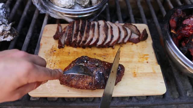 近距离切割猪肉准备烧烤视频素材
