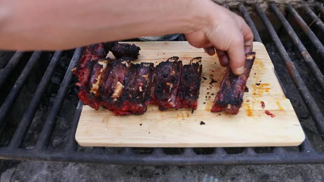 近距离切猪肉排骨肉准备烧烤视频素材