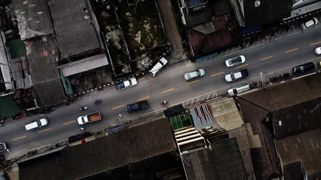 沥青路面上抽象的人行横道鸟瞰图。有人正在过马路。司机不遵守交通规则。低交通纪律观念。视频素材