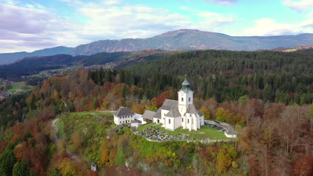 奥地利Carinthia Wernberg的Sternberg教堂和墓地视频素材