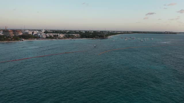 立交渔船离开海湾在日出在小加勒比镇- 4k空中视频素材