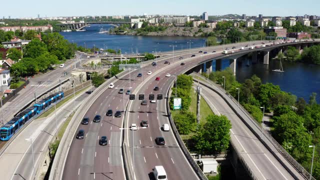 鸟瞰图的Essingeleden公路桥和Tranebergsbron。地铁列车。视频素材