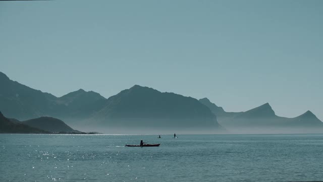 一个男人在划皮艇，人们在划皮艇视频素材