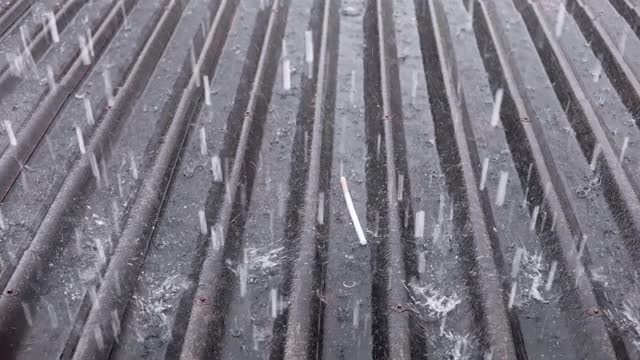 雨点落在屋顶，雨季视频素材