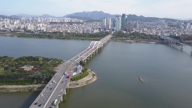 韩国首尔市区/永登浦区和麻浦区汉江上的杨花大洋河大桥视频素材