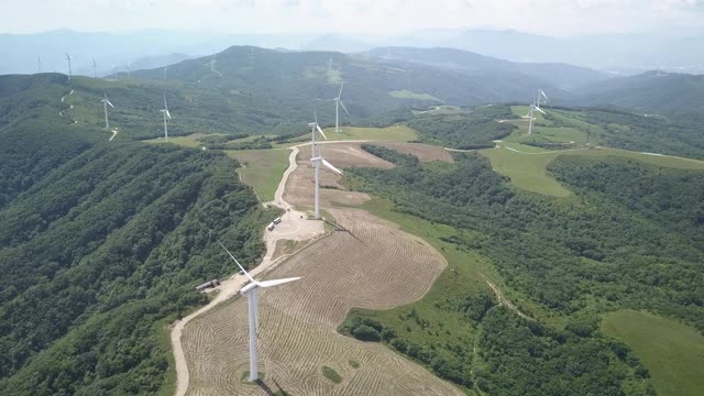 韩国江原道平昌郡大墙岭镇的风力发电机和三阳牧场视频素材