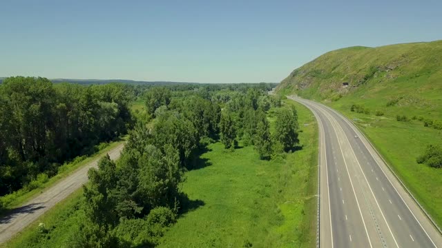 空中飞行:在山区高速公路上方垂直向上飞行视频素材