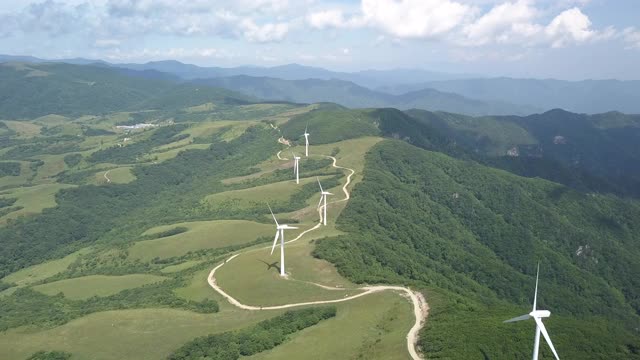 韩国江原道平昌郡大墙岭镇的风力发电机和三阳牧场视频素材