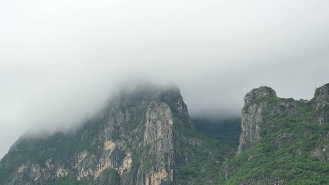 在雨季，石灰岩山被云雾覆盖视频素材