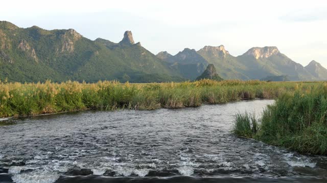 山上有石灰岩和水流淙淙的广阔湿地视频素材