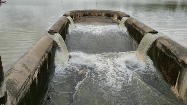 大坝的浑浊水流进了溢洪道视频素材