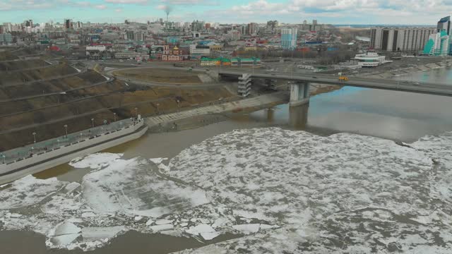 像画一样的河和冰对抗着现代的城市建筑视频素材