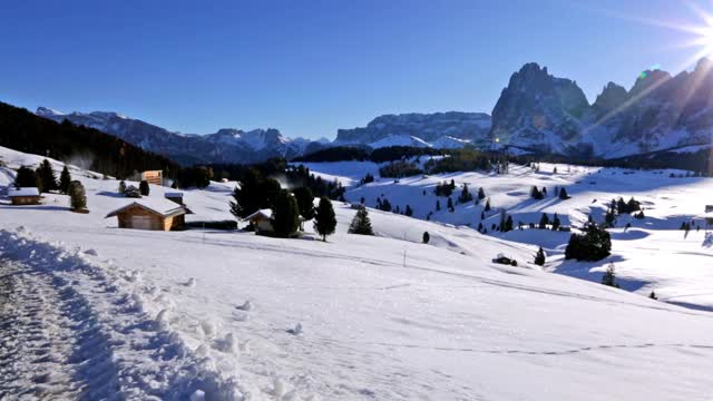 意大利Dolomites的Siusi山上冬天的日出视频素材