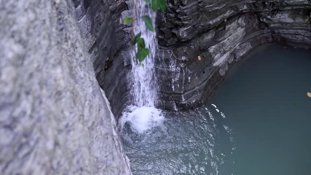 瀑布中的水流停止了运动。自然背景选择焦点。视频素材