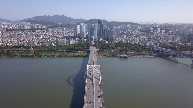 韩国首尔，汉江上杨花大洋洲大桥周围的城市景观/麻浦谷视频素材