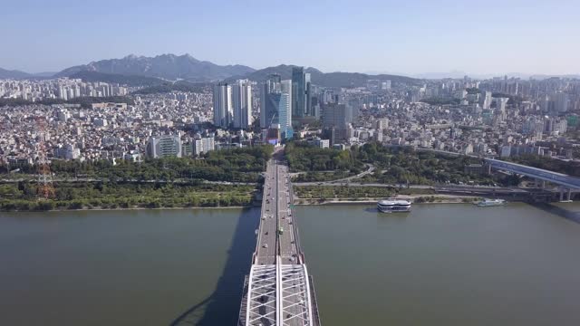 韩国首尔，汉江上杨花大洋洲大桥周围的城市景观/麻浦谷视频素材