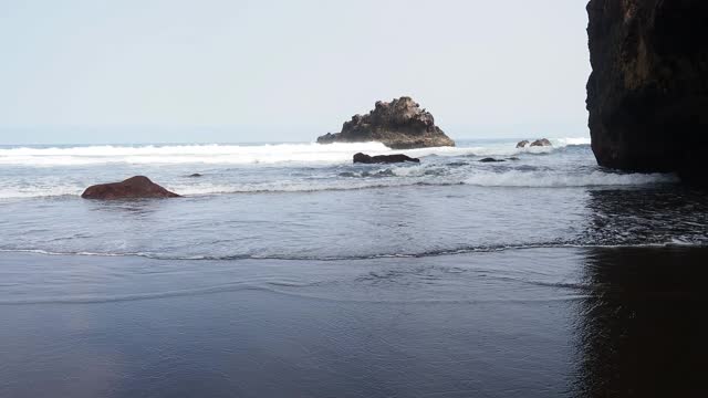 加那利群岛的野生沙滩和火山岩。视频素材