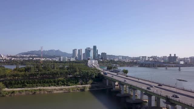 韩国首尔，汉江上杨花大洋洲大桥周围的城市景观视频素材