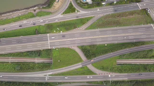 韩国仁川，仁川国际机场高速公路上的汽车交通情况视频素材