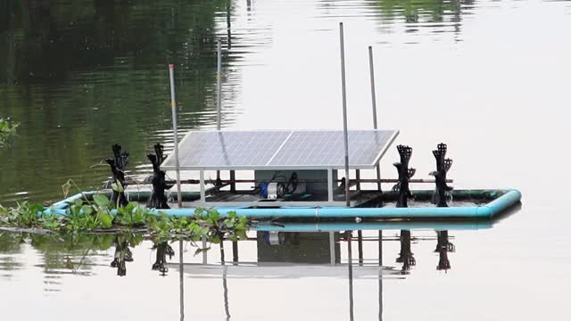 4K，废水处理涡轮机旋转，将氧气转移到运河的水中视频素材