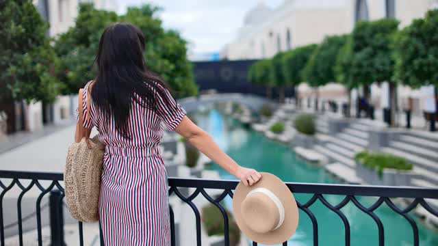 快乐的女人旅行者羡慕旅游欧洲城市与水道。4k Dragon RED摄像机视频素材