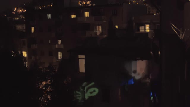 杰克灯的夜景投射在建筑物的墙上视频素材