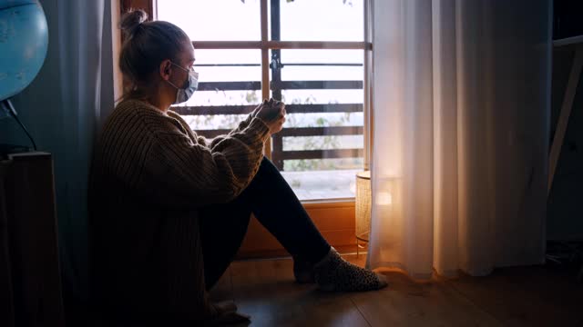 一个愤怒的女人摘下一个面具，用手揉成一团视频素材