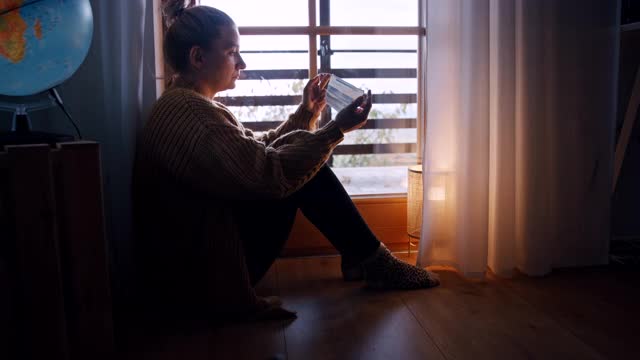 一名愤怒的女子先戴上口罩，然后脱下，用手把它揉成一团视频素材