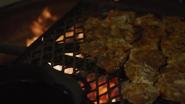 烹饪鸡在一个明火火坑烧烤视频素材